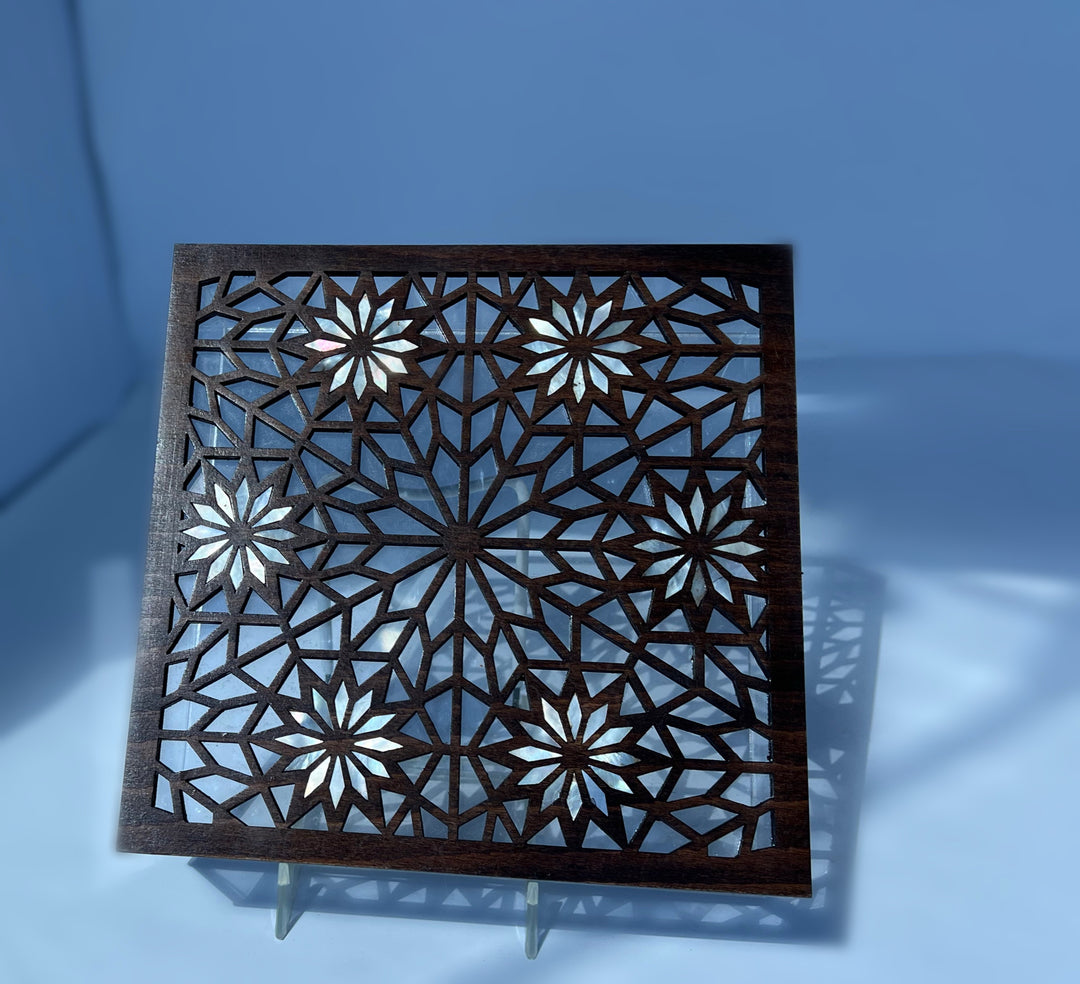 Box with mother of pearl inlay lid
